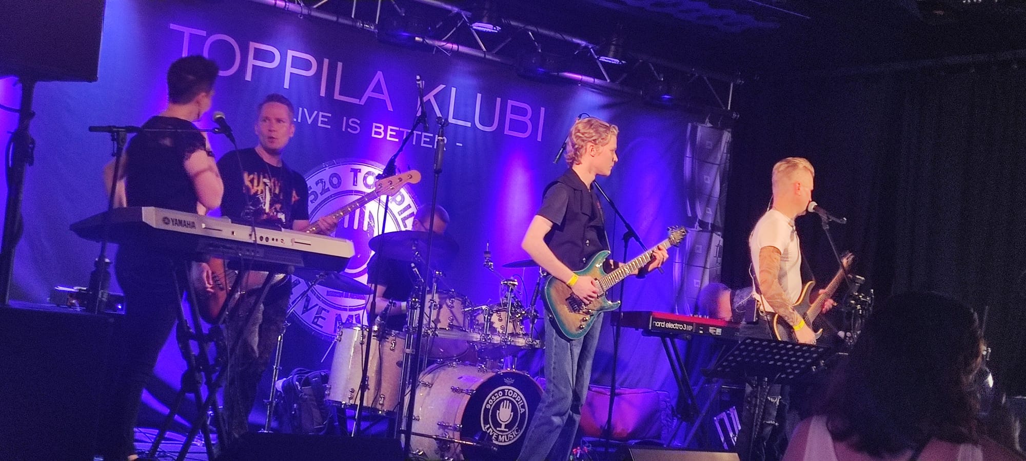 Bändi lavalla